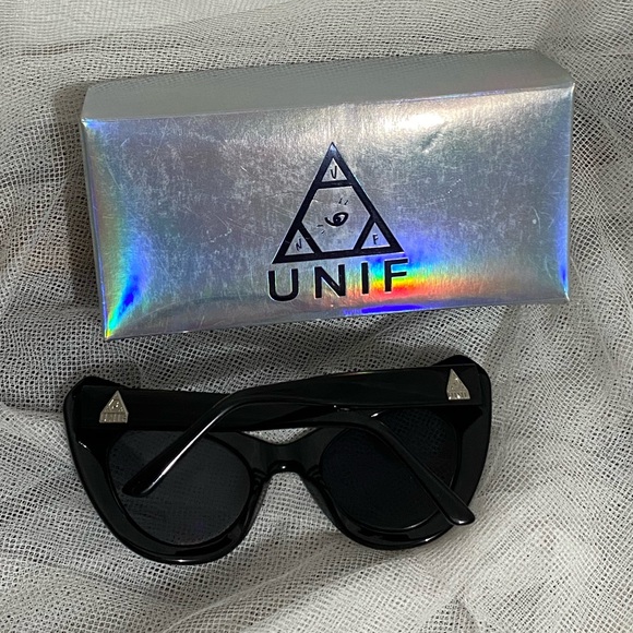 UNIF The Shadys Sunglasses - Picture 2 of 7